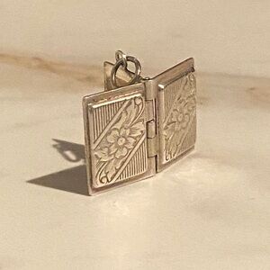 🌺HOLD🌺 Sterling Book Locket